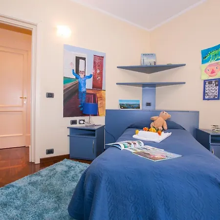 Sleeps 9 *